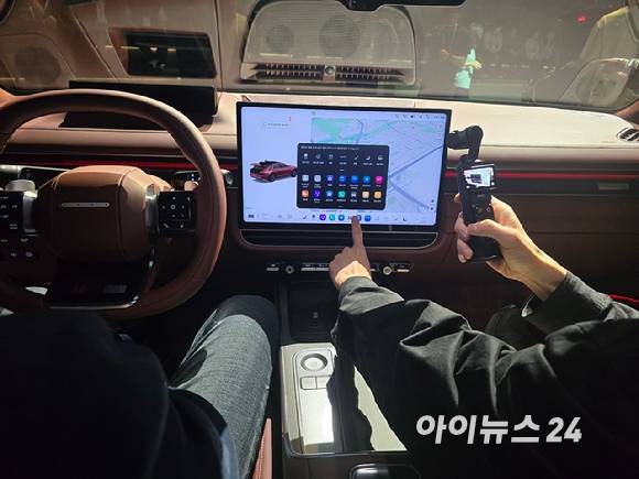 현대차 '더 뉴 그랜저' 17인치 중앙 디스플레이. [사진=김종성 기자]