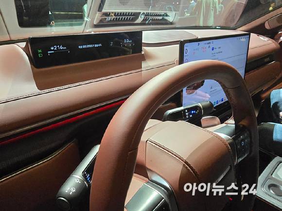 현대차 '더 뉴 그랜저' 운전석 슬림 디스플레이. [사진=김종성 기자]