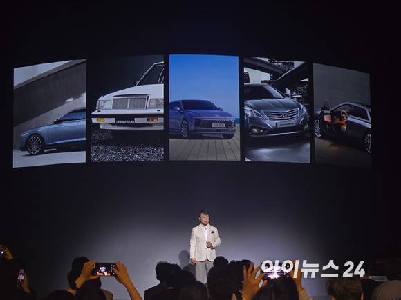 윤효준 현대차 국내사업본부장이 13일 서울 광진구 그랜드 워커힐 '빛의 시어터'에서 열린 '더 뉴 그랜저' 미디어 데이에서 발표하고 있다. [사진=김종성 기자]