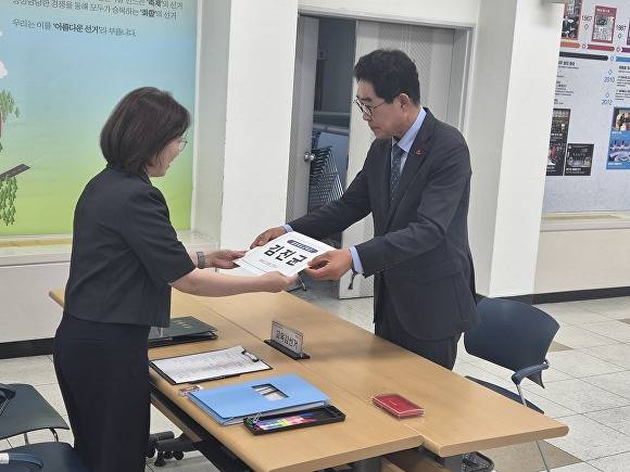 김진균 충북교육감 예비후보가 14일 충북도선거관리위원회에서 후보 등록을 하고 있다. [사진=김진균 충북교육감 후보]