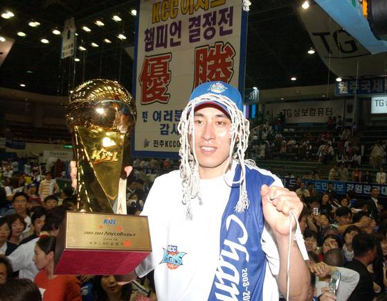 이상민 감독은 KCC에서 선수로도(위 사진) 감독으로도 모두 우승했다. [사진 KBL]