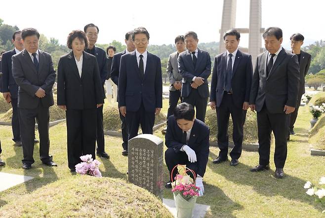 김대중 전남광주통합특별시 교육감 예비후보가 지난 11일 광주광역시 국립5·18민주묘지에서 참배하고 있다. 사진 김대중 예비후보 캠프