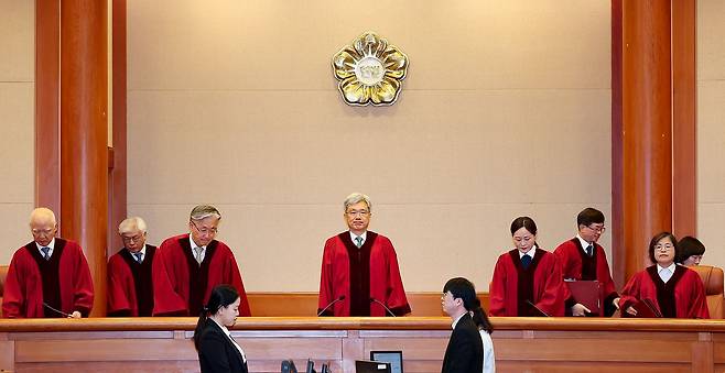 김상환 헌법재판소장을 포함한 헌법재판관들이 '대리점거래의 공정화에 관한 법률' 부칙 제2조 위헌제청 등의 선고를 위해 4월 29일 서울 종로구 헌법재판소 대심판정으로 들어서고 있다. 연합뉴스