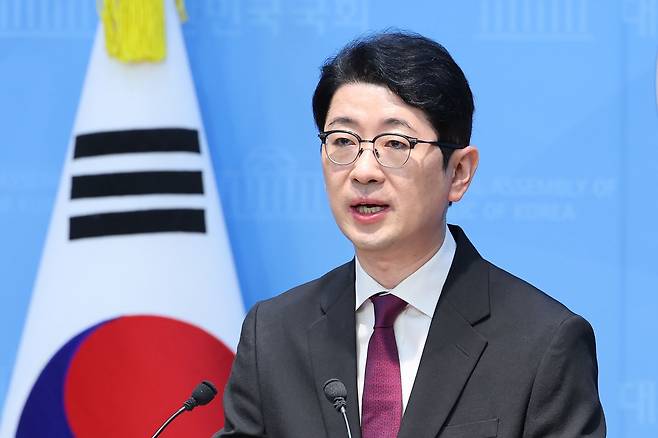 주진우 국민의힘 의원이 14일 서울 여의도 국회 소통관에서 정원오 더불어민주당 서울시장 후보의 과거 폭행 전과 의혹에 대한 기자회견을 하고 있다. 뉴스1