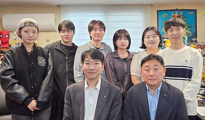 세종대 인공지능데이터사이언스학과 구영현 교수(앞줄 왼쪽), 만화애니메이션텍전공 한창완 교수(앞줄 오른쪽) 연구팀 모습.