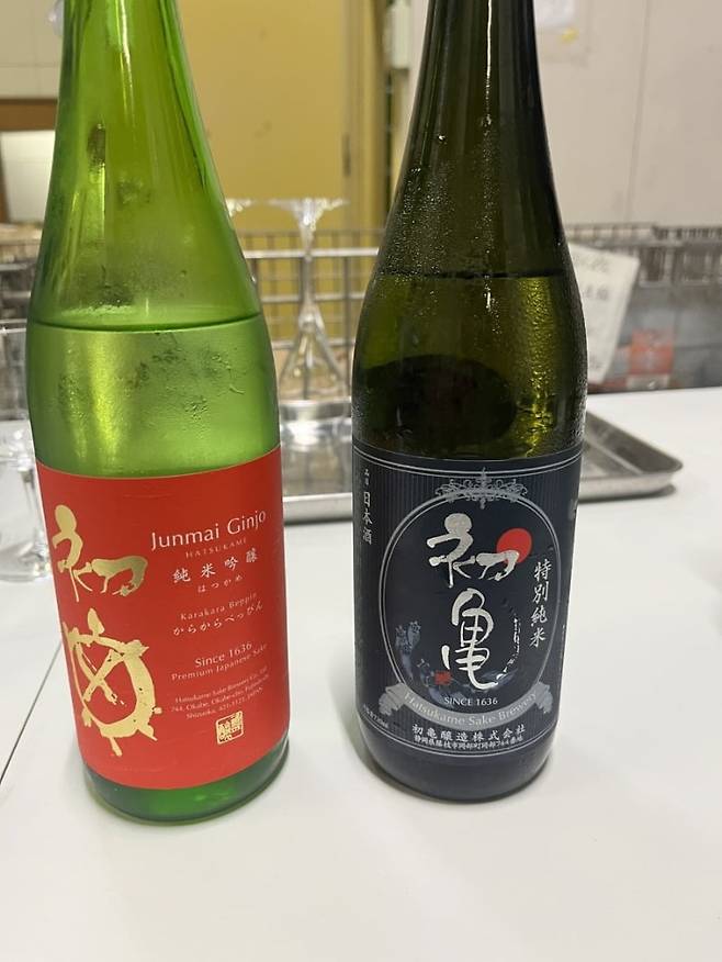 왼쪽이 효고현 야마다니시키로 빚은 '카라카라 베핀(からからべっぴん) 준마이 긴조', 오른쪽이 양조장 인근에서 키운 호마레후지(誉富士)로 빚은 '토쿠베츠 준마이'