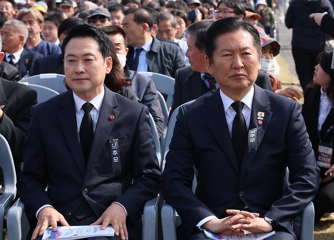 정청래 더불어민주당 대표(오른쪽)와 장동혁 국민의힘 대표가 지난 3일 제주 4·3 평화공원에서 열린 제78주년 제주 4·3 희생자 추념식에 참석하고 있다. 연합뉴스