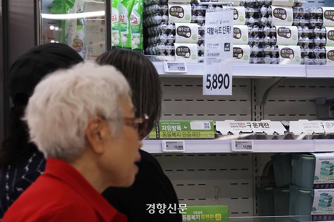 정부가 달걀(계란) 수급 안정을 위해 수입한 태국산 신선란 판매 안내문이 4월19일 서울의 한 마트에 붙어 있다. 가격은 한 판(30구)에 5890원으로 평균 소매가보다 약 15% 저렴한 수준이다. 한수빈 기자