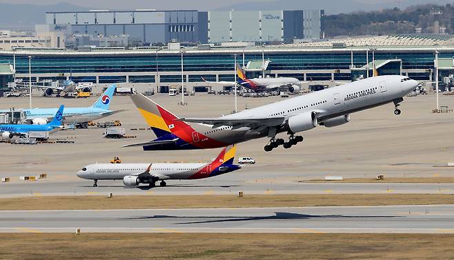 Aircrafts are taking off from the Incheon International Airport on April 16. [NEWS1]