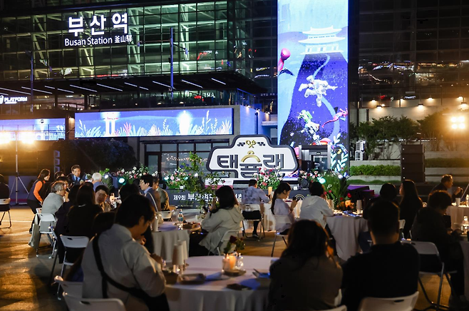 부산역 광장에서 열린 제9회 부산원도심활성화축제 ‘택슐랭’ 행사장에서 시민과 관광객들이 부산 로컬 미식 콘텐츠를 체험하고 있다. 부산시 제공