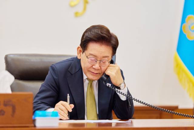 이재명 대통령이 14일 청와대 집무실에서 클라우디아 셰인바움 멕시코 대통령과 통화하고 있다. 연합뉴스