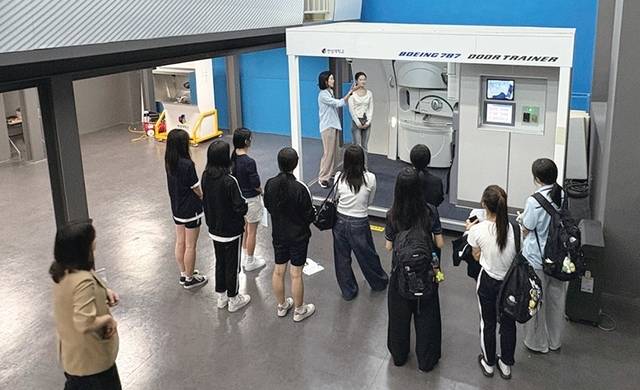 학점인정형 항공객실서비스 공유학교. 안양과천지역교육청 제공