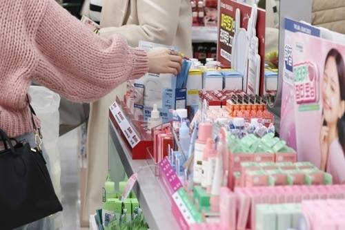 서울 중구 다이소 명동역점에 진열된 소용량 화장품. [연합뉴스]