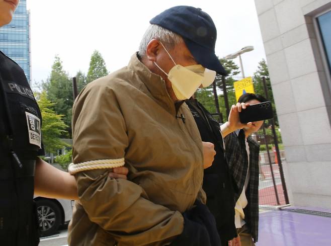 충북 청주시 한 노래방에서 지인 2명에게 흉기를 휘둘러 1명을 숨지게 한 혐의를 받는 60대 남성이 지난 11일 청주지법에서 열린 구속 전 피의자 심문(영장실질심사)에 출석하는 모습./사진=뉴시스