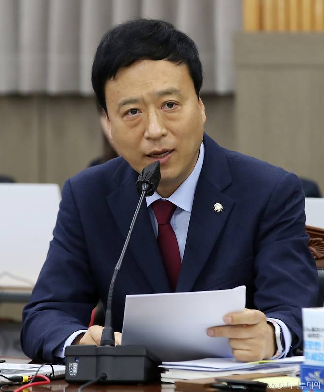 (창원=뉴스1) 윤일지 기자 = 정성국 국민의힘 의원이 23일 경남 창원 성산구 경남교육청에서 열린 국회 교육위원회의 경상국립대, 부산대, 경상국립대병원, 부산대병원, 부산대치과병원에 대한 국정감사에서 질의하고 있다.  2025.10.23/뉴스1  Copyright (C) 뉴스1. All rights reserved. 무단 전재 및 재배포,  AI학습 이용 금지. /사진=(창원=뉴스1) 윤일지 기자