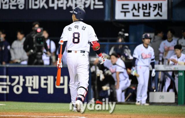 2026년 4월 17일 오후 서울 잠실구장에서 열린 '2026 신한 SOL KBO리그' KIA 타이거즈와 두산 베어스의 경기. 두산 손아섭이 6회말 1사 1루서 대타로 나와 삼진을 당한 뒤 아쉬워하고 있다./마이데일리