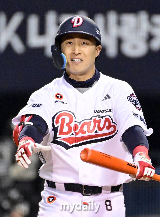 2026년 4월 17일 오후 서울 잠실구장에서 열린 '2026 신한 SOL KBO리그' KIA 타이거즈와 두산 베어스의 경기. 두산 손아섭이 6회말 1사 1루서 대타로 나오고 있다./마이데일리