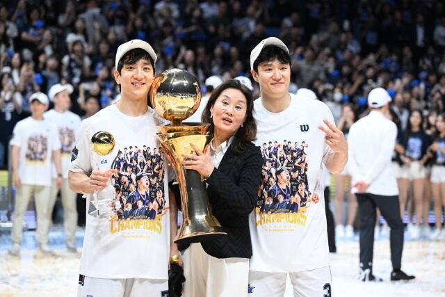 허훈, 어머니, 허웅(왼쪽부터)이 우승 트로피를 들어 올리고 있다./KBL 제공
