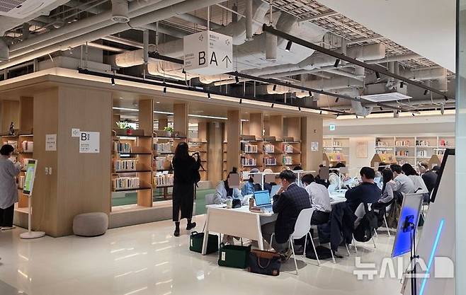 [서울=뉴시스] 김동원 인턴기자= 여의도 브라이튼 도서관 개방형 좌석을 이용하는 사람들. 2026.05.12.