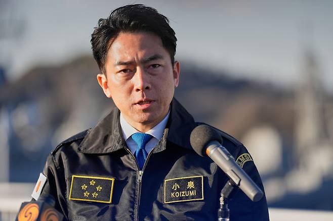 [요코스카=AP/뉴시스]일본 정부는 미국과 이란의 종전 후를 염두에 두고, 호르무즈 해협에 자위대를 파견하는 방안을 검토하고 있다고 14일 아사히신문이 보도했다. 사진은 지난 1월 30일 일본 도쿄 남쪽에 위치한 해상자위대 요코스카 기지에서 고이즈미 신지로 일본 방위상이 기자들에게 발언하고 있는 모습. 2026.05.14.