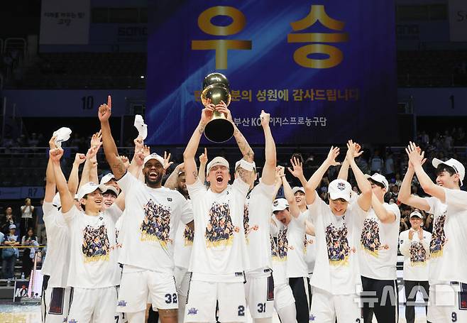 [고양=뉴시스] 홍효식 기자 = 13일 경기도 고양시 일산서구 고양 소노 아레나에서 열린 '2025-2026 KBL 챔피언결정전 5차전' 고양 소노 스카이거너스와 부산 KCC 이지스의 경기, 68-76으로 승리하며 우승을 차지한 KCC 선수들이 우승 트로피를 들어 올리고 있다. 2026.05.13. yesphoto@newsis.com