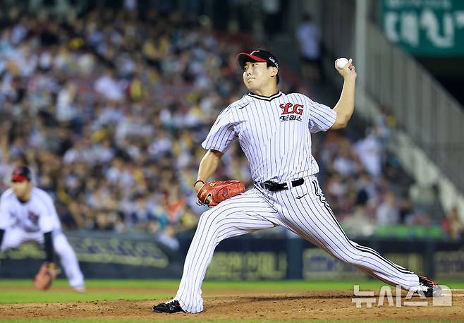 [서울=뉴시스] 이영환 기자 = 1일 오후 서울 송파구 잠실야구장에서 열린 2025 KBO 리그 NC 다이노스와 LG 트윈스의 경기, 5회초 마운드에 오른 LG 손주영이 공을 던지고 있다. 2025.10.01. 20hwan@newsis.com