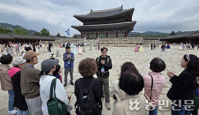 경복궁에서 ‘태조의 길’을 해설하는 신희권 교수.