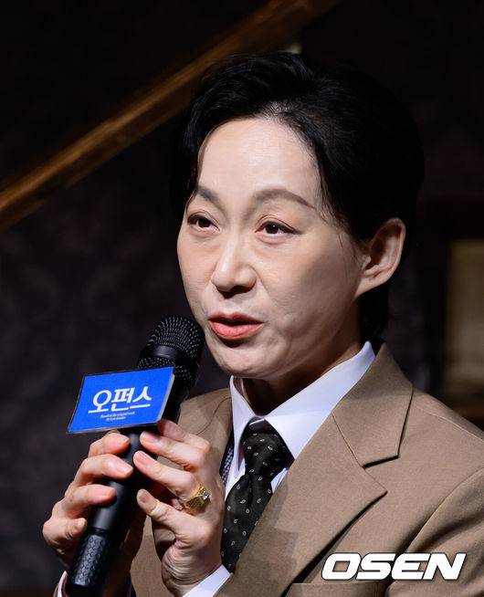 [OSEN=이대선 기자] 19일 오후 서울 대학로TOM티오엠에서 연극 ‘오펀스’의 프레스콜이 열렸다.연극 ‘오펀스(Orphans)’는 필라델피아 북부를 배경으로 중년의 갱스터 해롤드와 고아 형제 트릿, 필립이 이상한 동거를 통해 가족이 되어가는 이야기를 다룬다.배우 우현주가 취재진의 질문에 답을 하고 있다. 2026.03.19 /sunday@osen.co.kr
