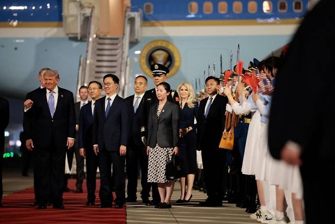 베이징 도착한 트럼프… 2박 3일 일정 돌입 - 미중 정상회담을 위해 13일 중국 베이징 서우두 국제공항에 도착한 도널드 트럼프(앞줄 왼쪽) 미국 대통령이 환영 행사를 바라보고 있다. 집권 1기였던 2017년 11월 이후 8년 6개월 만에 방중한 트럼프 대통령은 14일 오전 베이징 인민대회당에서 시진핑 중국 국가주석과 정상회담을 한다. 베이징 로이터 연합뉴스
