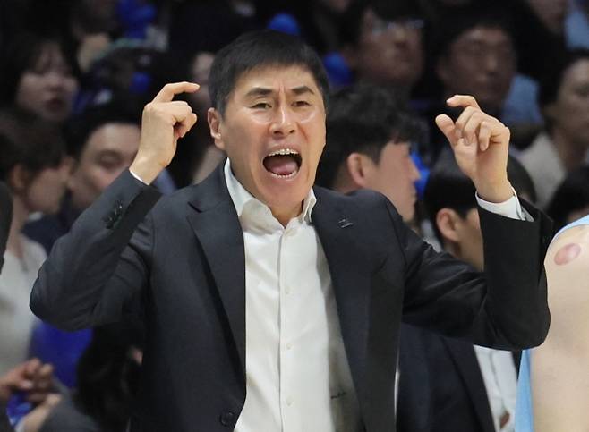 선수 독려하는 이상민 감독 - 선수 독려하는 이상민 감독     (고양-연합뉴스) 김병만 기자 = 13일 경기 고양시 고양소노아레나에서 열린 2025-2026 LG전자 프로농구 챔피언결정전 5차전 고양 소노와 부산 KCC 경기. KCC 이상민 감독이 선수들에게 작전지시하고 있다. 2026.5.13      kimb01@yna.co.kr (끝)