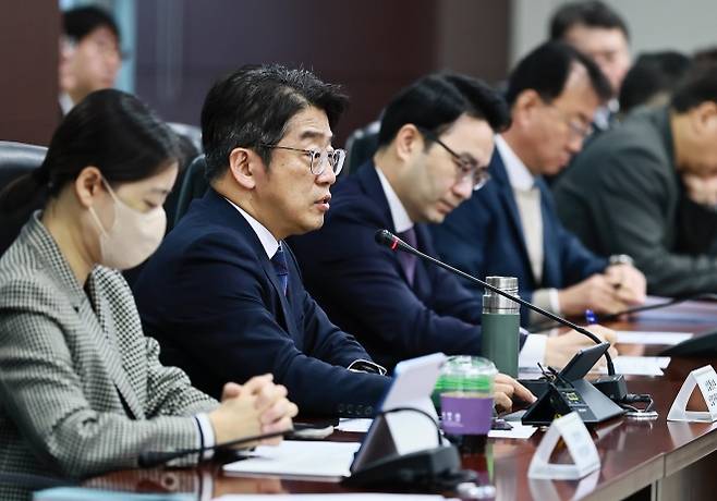 석유제품 수급 대책회의 - 양기욱 산업통상부 산업자원안보실장이 지난 8일 서울 종로구 한국무역보험공사 대회의실에서 열린 석유제품(윤활유·선박연료) 수급 대책회의를 주재하고 있다. 산업통상부 제공