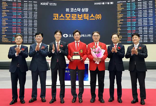 오주영 코스모로보틱스 대표가 이달 11일 서울 여의도 한국거래소에서 열린 코스닥 상장 기념식에서 사진을 촬영하고 있다. 사진 제공=한국거래소