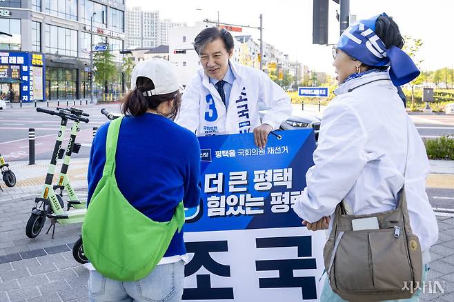 조국혁신당 조국 후보가 5월4일 평택 고덕동 거리에서 주민들과 인사를 나누고 있다. ⓒ시사IN 박미소