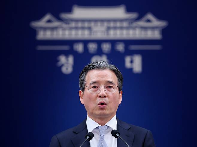 김용범 정책실장이 4월27일 청와대 춘추관에서 이날 열린 이재명 대통령과 데미스 허사비스 구글 딥마인드 최고경영자(CEO) 면담 관련 브리핑을 하고 있다. ⓒ 연합뉴스