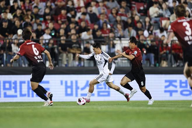전북 이동준(가운데)과 부천 윤빛가람이 13일 부천서 열린 K리그1 경기에서 볼다툼을 하고 있다. 사진제공｜한국프로축구연맹