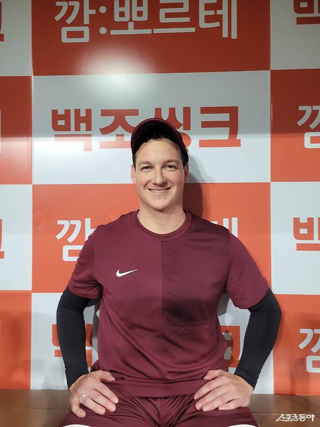 키움과 부상 대체 외국인 투수 계약을 맺은 케니 로젠버그가 드디어 1군에 합류했다. 로젠버그는 14일 고척 스카이돔에서 취재진과 인터뷰를 진행했다. 그는 “마침내!”라는 한 단어로 팀에 합류한 소감을 전했다. 고척｜장은상 기자 award@donga.com
