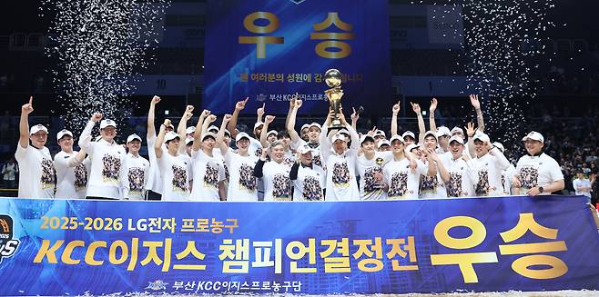 부산 KCC 선수들이 13일 고양소노아레나에서 열린 프로농구 챔피언결정 5차전에서 고양 소노를 꺾고 챔피언에 오른 뒤 우승 트로피를 들고 세리머니를 하고 있다. 연합뉴스