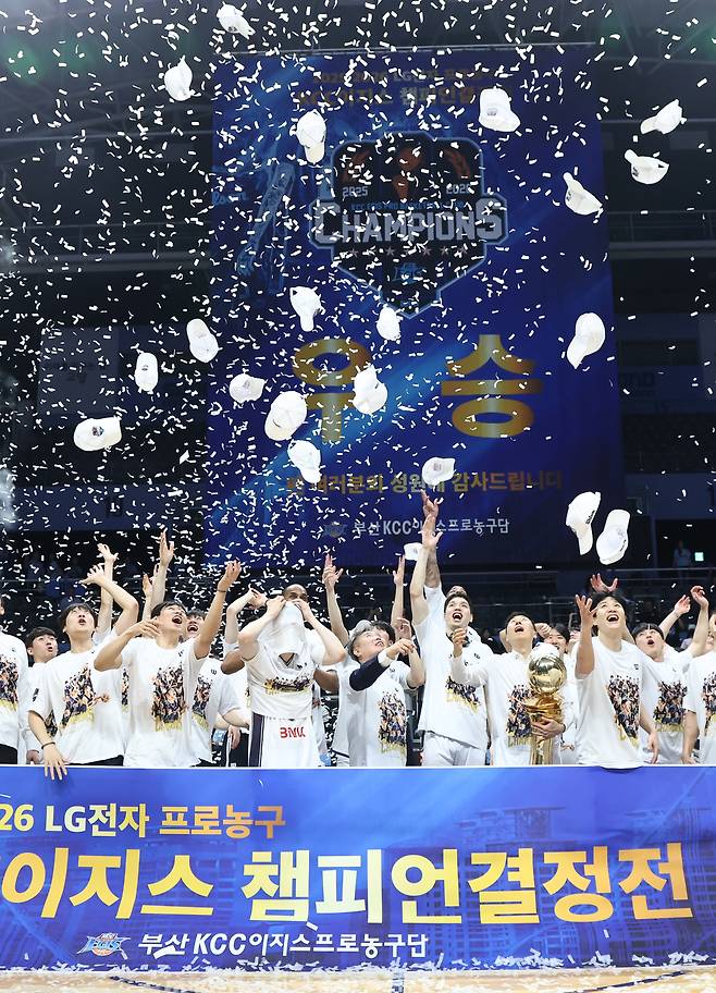 KCC 선수들이 13일 프로농구 챔피언결정 5차전에서 소노를 꺾고 우승을 차지한 뒤 모자를 던지며 세리머니하고 있다. 연합뉴스