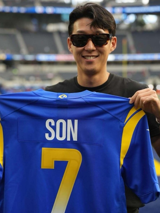 LAFC 손흥민이 지난 1월 NFL LA램스를 방문해 기념 유니폼을 받고 활짝 웃고 있다. LAFC SNS