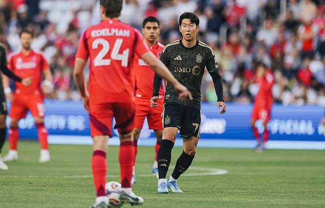 ▲ 손흥민의 기록은 다소 낯설게 느껴질 정도다. MLS 11경기에 출전해 무려 8개의 도움을 기록하며 여전히 팀 공격의 중심 역할은 해내고 있다. 하지만 정작 골은 아직 단 하나도 없다. ⓒ LAFC