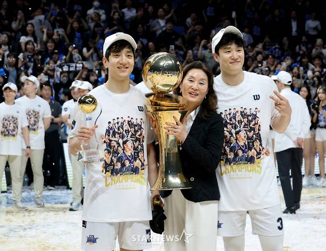 MVP 허훈과 형 허웅이 13일 고양체육관에서 열린 LG전자 2025-2026 프로농구 챔피언결정전 고양소노와 부산KCC 5차전에서 승리하며 우승한 후 엄마 이미수씨와 트로피를 자축하고 있다 . 2026.05.13. /사진=강영조 cameratalks@