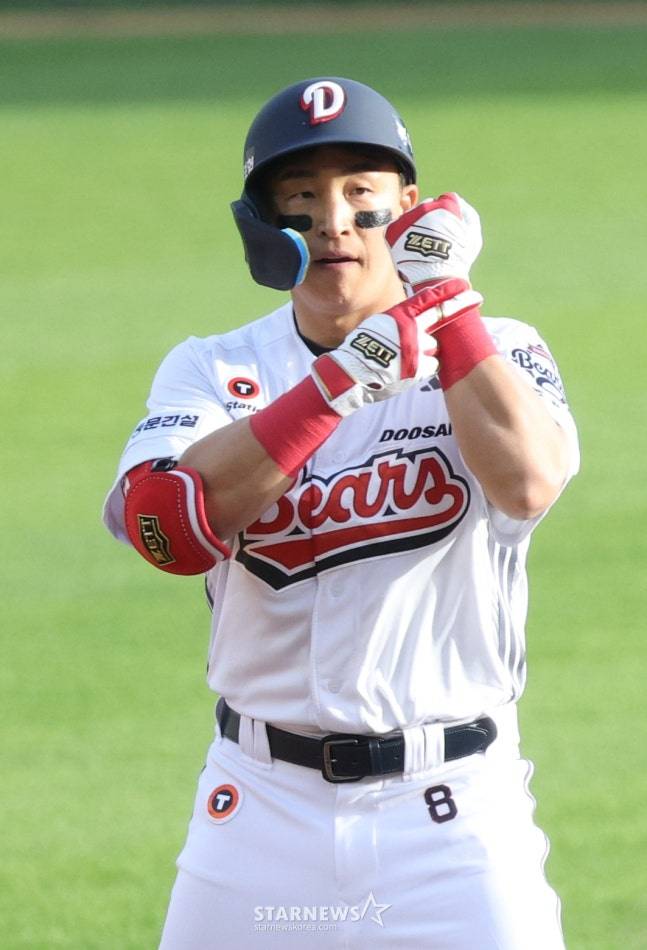 2026 신한 SOL KBO리그 두산 베어스 대 KIA 타이거즈 경기가 4월 18일 서울 잠실야구장에서 열렸다. 두산 손아섭이 3회말 무사에서 좌월 2루타를 날리고 출루한 후 세리머니를 하고 있다. /사진=김진경 대기자