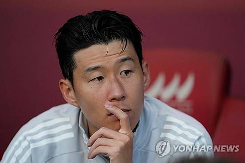 손흥민의 침묵이 길어지면서 LAFC를 향한 팬심도 돌아서고 있다. 급기야 마크 도스 산토스 감독에게 책임을 물어야 한다는 의견까지 나오고 있다. LAFC는 14일(한국시간) 미국 세인트루이스의 에너자이저 파크에서 열린 2026시즌 미국 메이저리그사커(MLS) 정규리그 경기에서 세인트루이스 시티에 1-2로 졌다. 결국 참다못한 팬들이 폭발했다. 비판의 화살은 마크 도스 산토스 감독에게 집중됐다. 리그 3연패와 무너진 전술적 체계에 팬심은 사실상 한계치에 다다른 모양새다. 연합뉴스