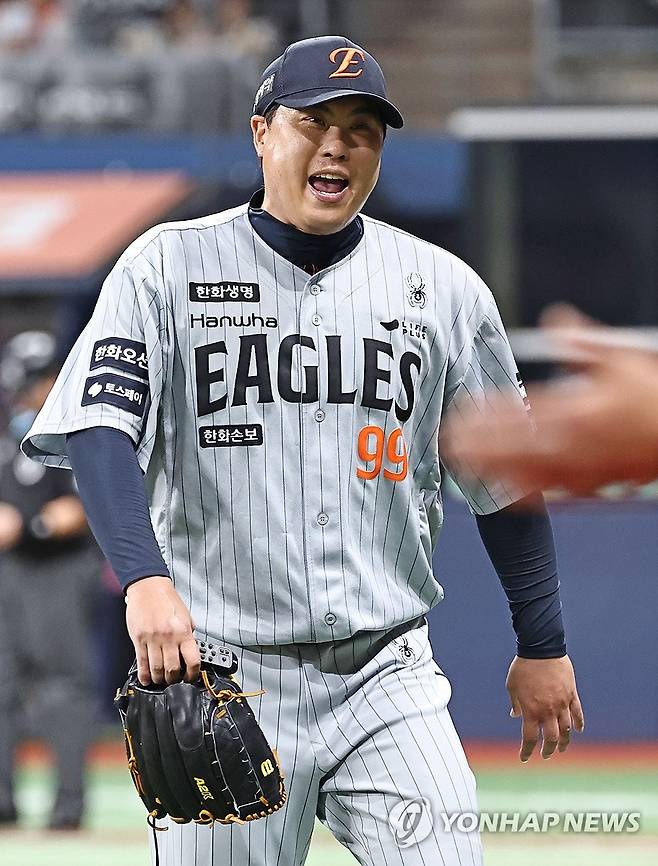 환하게 웃는 한화 류현진 (서울=연합뉴스) 김인철 기자 = 12일 서울 구로구 고척스카이돔에서 열린 2026 프로야구 KBO리그 한화 이글스와 키움 히어로즈의 경기. 한화 선발 투수 류현진이 4회말 이닝을 마치고 더그아웃으로 향하며 웃고 있다. 2026.5.12 yatoya@yna.co.kr