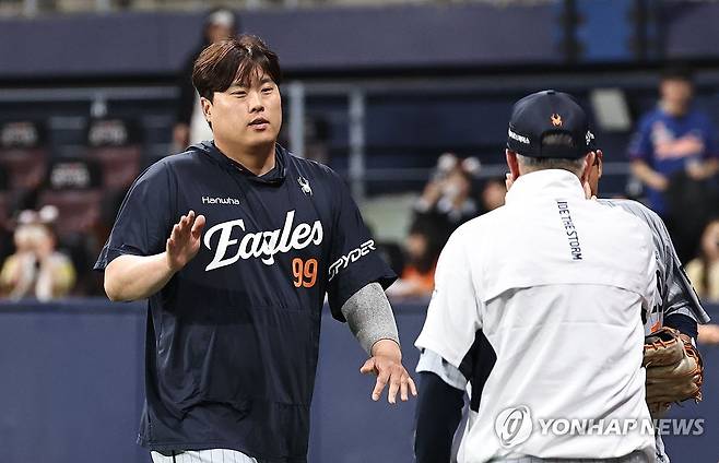 한화 류현진, 한미 통산 199승 달성 (서울=연합뉴스) 김인철 기자 = 12일 서울 구로구 고척스카이돔에서 열린 2026 프로야구 KBO리그 한화 이글스와 키움 히어로즈의 경기. 11-5로 승리한 한화의 류현진이 김경문 감독과 하이 파이브를 하고 있다.
    이날 선발 투수로 나선 류현진은 승리를 거두며 한미 통산 199승을 기록했다. 2026.5.12 yatoya@yna.co.kr