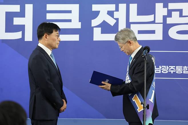 민형배, 주은기 경제특별고문 위촉장 수여 [민형배 선대위 제공. 재판매 및 DB 금지]