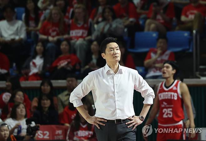 굳은 표정의 전희철 SK 감독 (서울=연합뉴스) 이지은 기자 = 14일 서울 송파구 잠실학생체육관에서 열린 프로농구 6강 플레이오프 SK와 소노의 경기. 전희철 SK 감독이 경기가 풀리지 않자 굳은 표정을 짓고 있다. 2026.4.14 jieunlee@yna.co.kr
