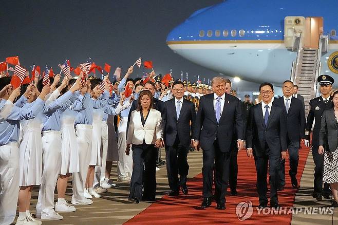 베이징 서우두공항 도착한 트럼프 대통령 도널드 트럼프 미국 대통령이 13일 베이징 서우두 공항에 도착, 환영식에서 한정 중국 국가부주석과 함께 걷고 있다.  [AP=연합뉴스. 재판매 및 DB 금지]
