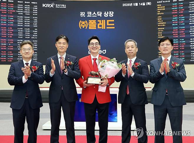 폴레드 코스닥시장 상장기념식 (서울=연합뉴스) 14일 서울 영등포구 한국거래소에서 열린 폴레드 코스닥시장 상장기념식에서 관계자들이 상장기념패 전달 후 기념 촬영하고 있다. 
    왼쪽부터 박종식 한국IR협의회 부회장, 민경욱 한국거래소 코스닥시장본부장, 이형무 폴레드 대표이사, 윤병운 NH투자증권 대표이사, 안승근 코스닥협회 부회장. 2026.5.14 [한국거래소 제공. 재판매 및 DB 금지] photo@yna.co.kr