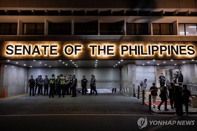 필리핀 상원 총격 사건 지난 13일(현지시간) 총격 사건이 발생한 필리핀 마닐라 수도권의 상원 의사당에서 경찰이 병력이 경계 근무를 하고 있다.
[로이터 연합뉴스 자료사진. 재판매 및 DB 금지]